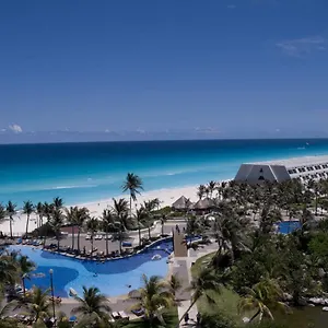 https://oasis-cancun.quintano-roohotels.com